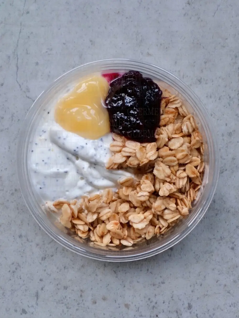 Pots de yaourt grec, citron, cassis et granola (x10)