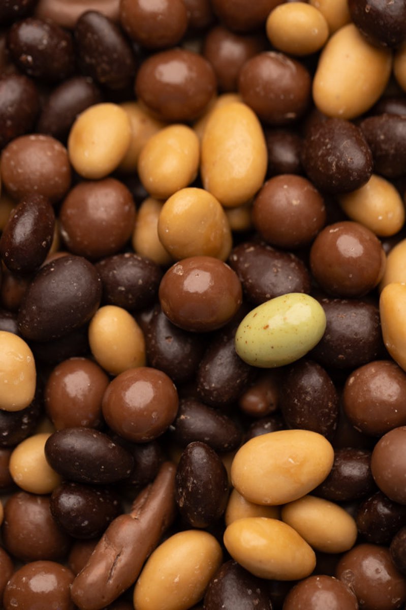 Mélange de Fruits Secs Enrobés de Chocolat - مزيج فواكه مجففة مغطاة بالشوكولاتة — fruits secs Guermello