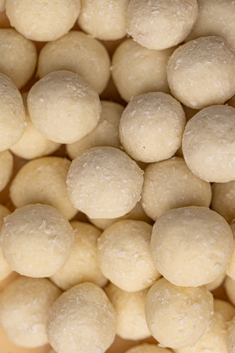 Noisette Enrobée de Chocolat Blanc et Noix de Coco - بندق بالشوكولاتة البيضاء وجوز الهند — fruits secs Guermello